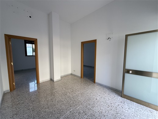 Locale Categoria Catastale A/10. Piano Terra, Ingresso Indipendente.